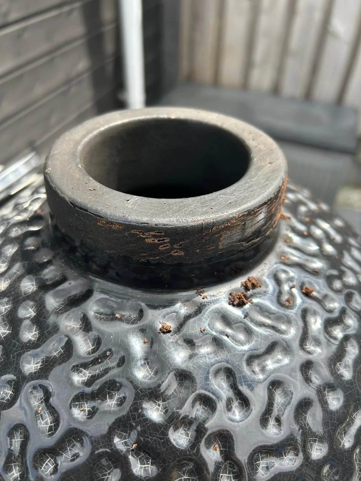 Het oude vilt rond de aansluiting van de topcap verwijderen.