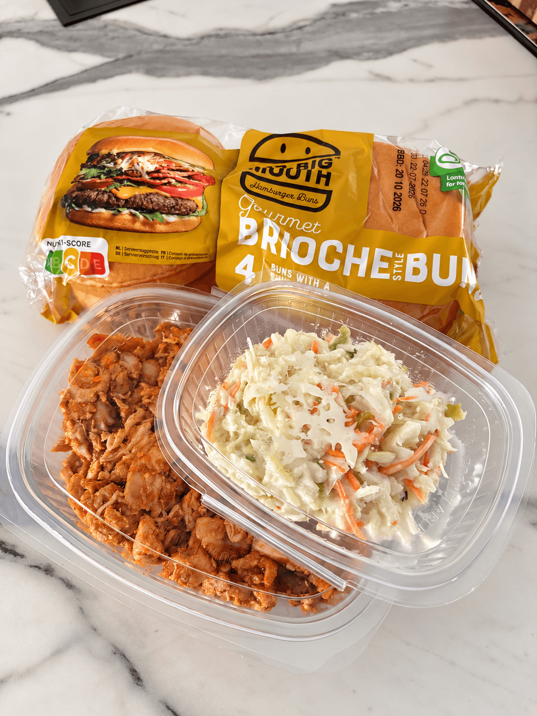 Pakket met pulled chicken, brioche buns en coleslaw