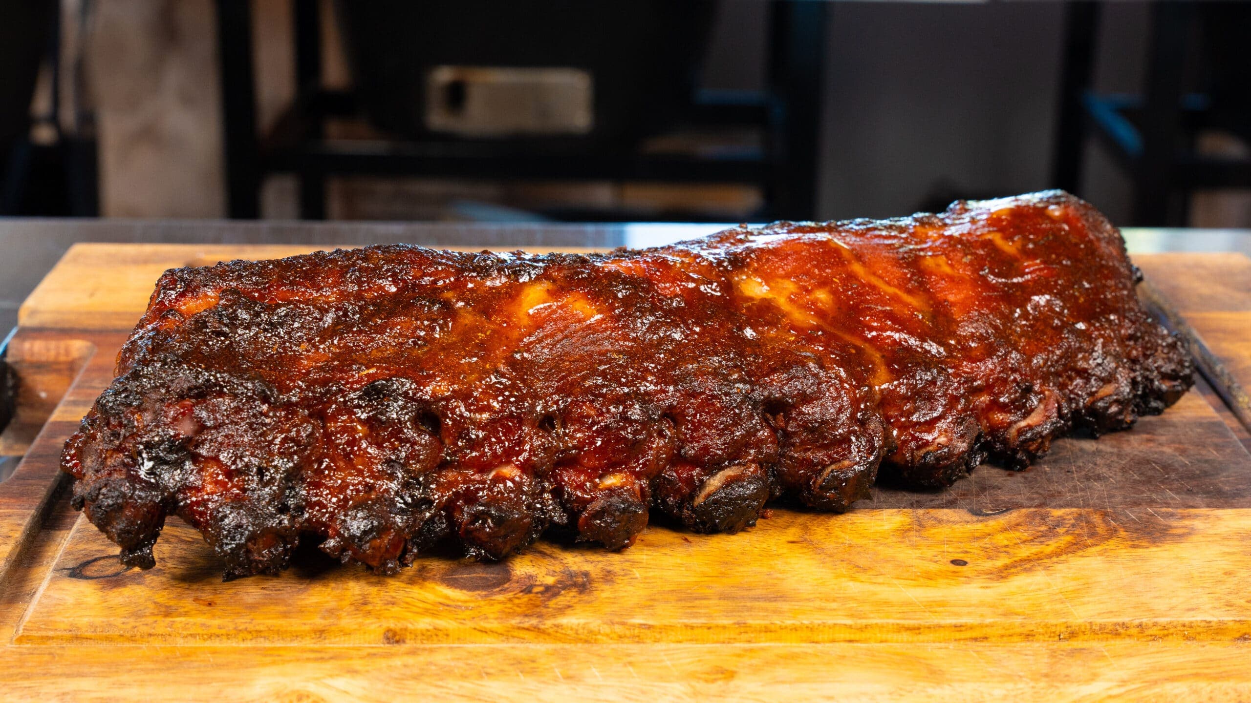 Afgelakte hele rack spareribs op een houten plank